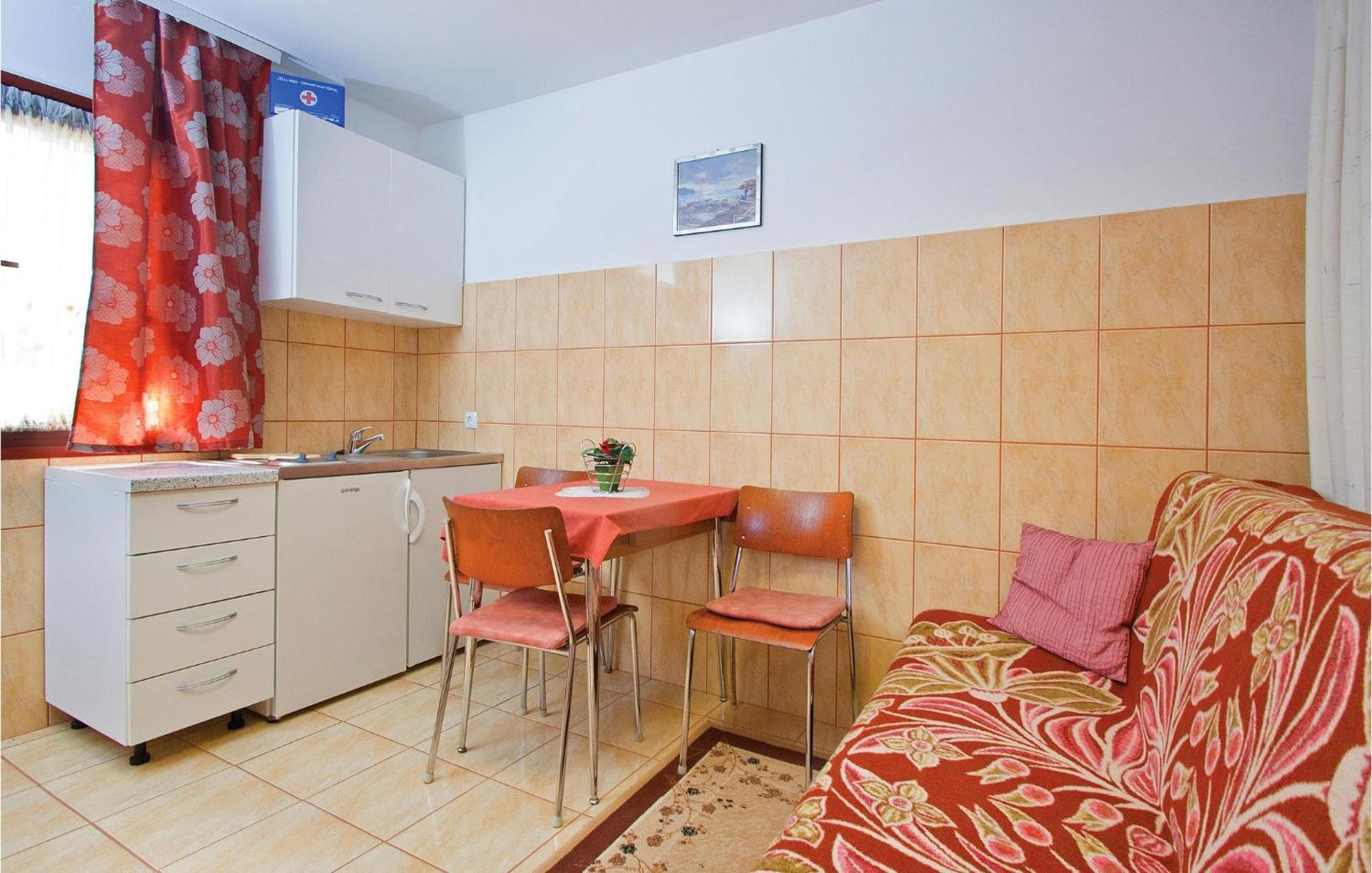 Awesome Apartment In Valtursko Polje With Kitchen PUY 외부 사진