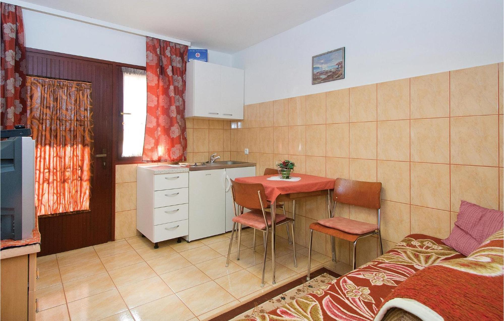 Awesome Apartment In Valtursko Polje With Kitchen PUY 외부 사진